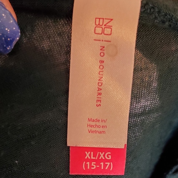 No Boundaries Asymmetrical T-Shirt - Picture 4 of 5